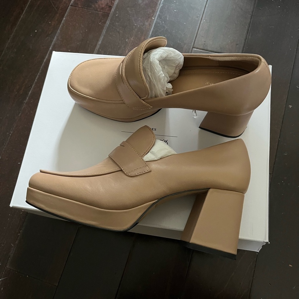 Brand New & Other Stories Nude Leather Loafer Pump sz38
